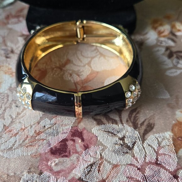 KIRKS FOLLY BLACK ENAMEL WITH FOUR CRYSTAL CLUSTERS GOLDTONE HINGED BANGLE NWOT - Picture 2 of 6